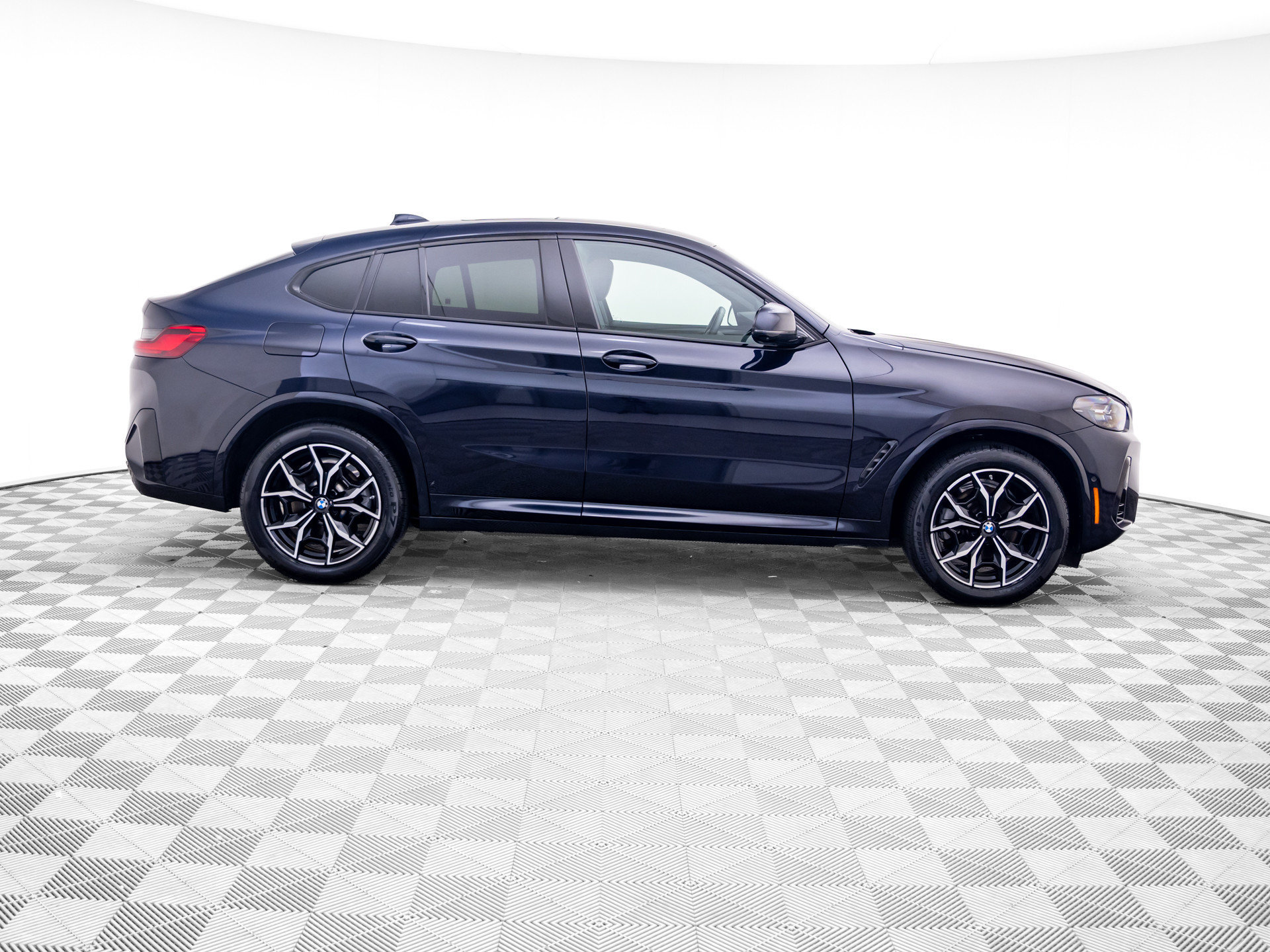 Used 2025 BMW X4 xDrive30i AWD/4WD image 6
