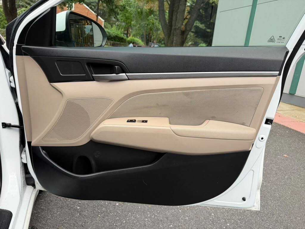 Used 2017 Hyundai Elantra SE FWD image 29
