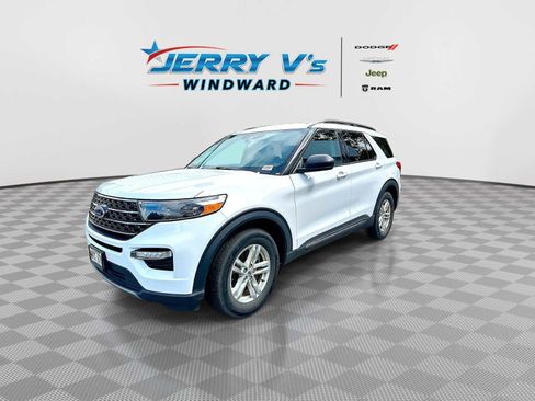 Used 2023 Ford Explorer XLT w/ Equipment Group 202A image 4