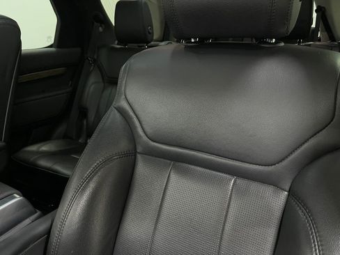 Used 2017 Land Rover Discovery SE image 18