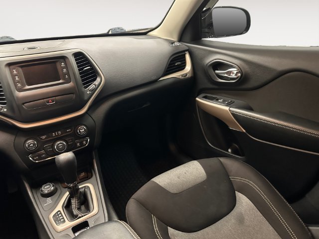 Used 2017 Jeep Cherokee Sport AWD/4WD image 11