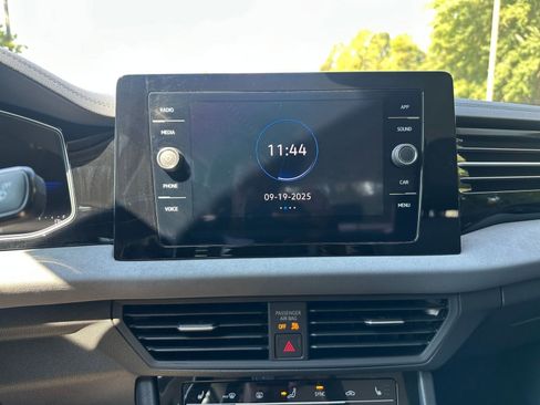 Used 2025 Volkswagen Jetta SE image 21