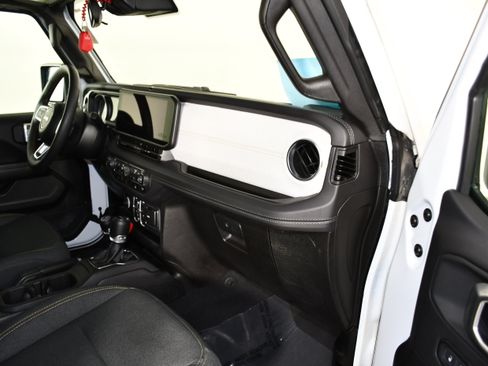 Used 2025 Jeep Wrangler Unlimited Sahara AWD/4WD image 40