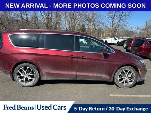 Certified 2022 Chrysler Pacifica Touring-L w/ Uconnect Theater Family Group image 3