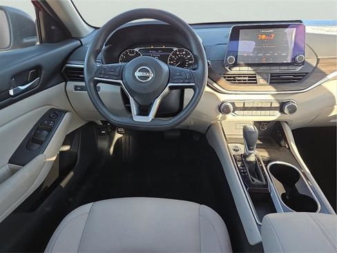 Used 2024 Nissan Altima 2.5 SV image 8