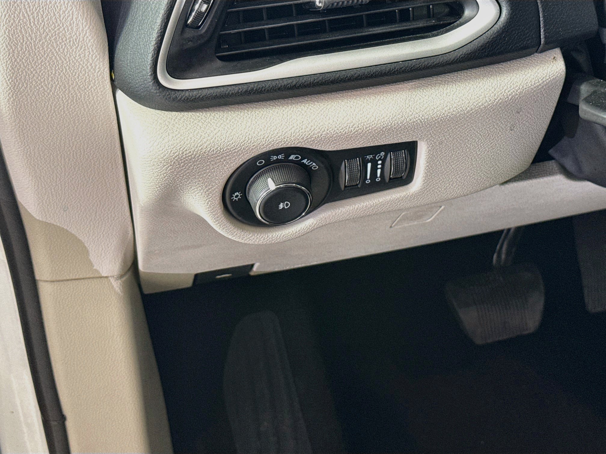 Used 2023 Chrysler Pacifica Touring-L FWD image 9