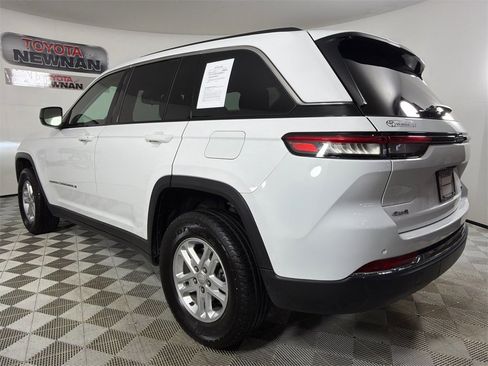 Used 2023 Jeep Grand Cherokee Laredo image 5