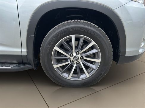 Used 2019 Toyota Highlander XLE AWD/4WD image 25