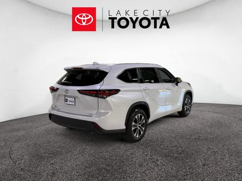 Used 2024 Toyota Highlander XLE image 7