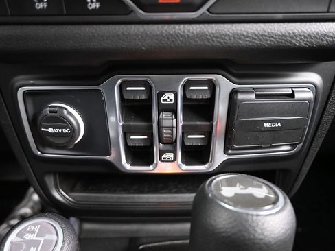 Used 2025 Jeep Wrangler Sport image 28