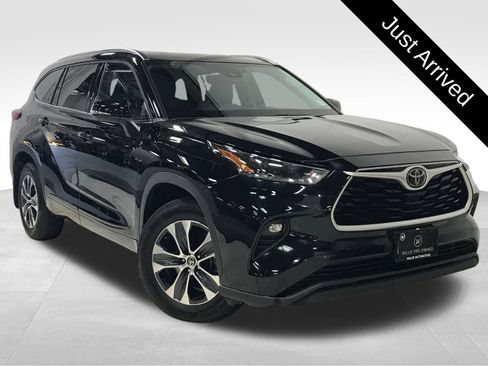 Used 2021 Toyota Highlander XLE AWD/4WD image 1