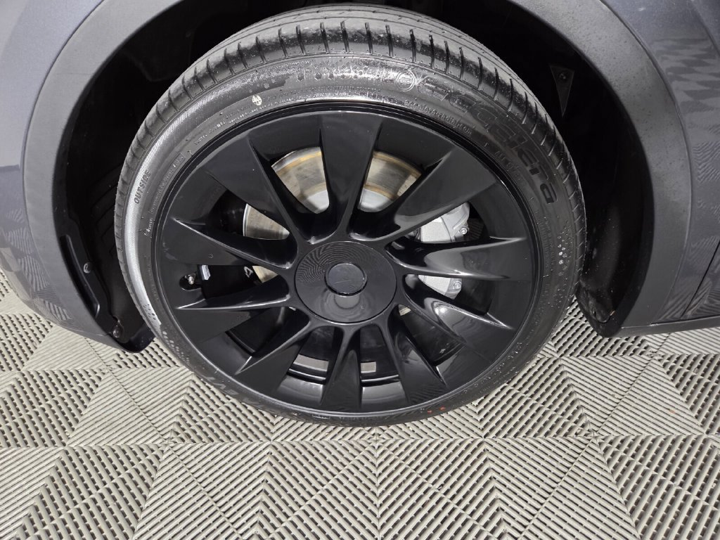 Used 2023 Tesla Model Y AWD image 9