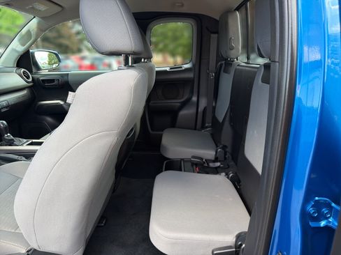 Used 2018 Toyota Tacoma SR5 AWD/4WD image 12