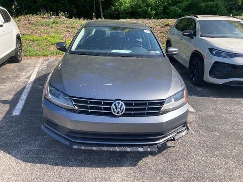 Used 2018 Volkswagen Jetta SE FWD image 2