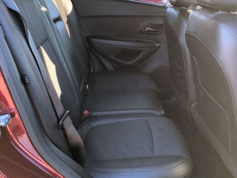 Used 2022 Chevrolet Trax LT w/ LT Convenience Package image 23