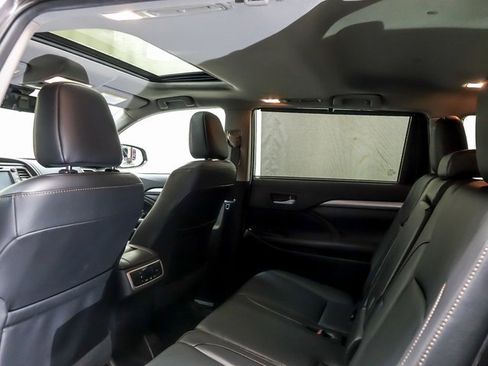 Used 2019 Toyota Highlander XLE image 12