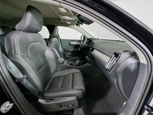 Used 2025 Volvo XC40 B5 Plus image 33