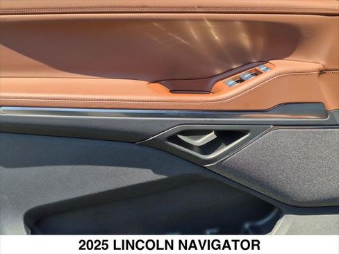 Certified 2025 Lincoln Navigator Reserve AWD/4WD image 10