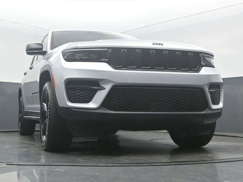 Used 2024 Jeep Grand Cherokee Altitude image 63