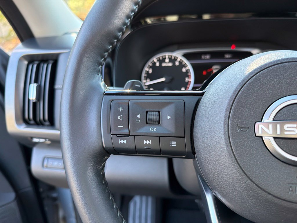 Used 2024 Nissan Pathfinder SL AWD/4WD image 16