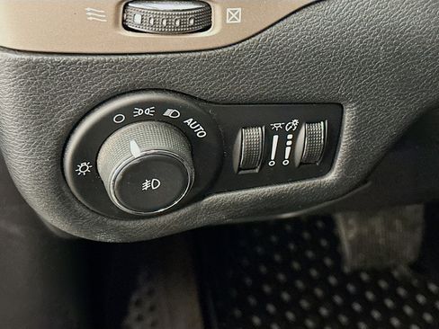 Used 2016 Jeep Cherokee Latitude w/ Cold Weather Group AWD/4WD image 17