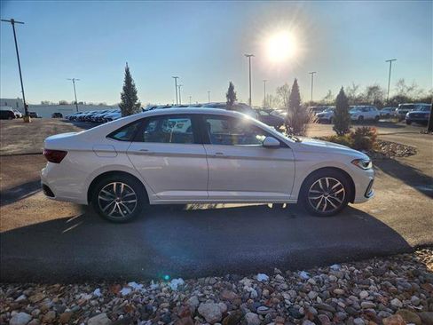 Used 2025 Volkswagen Jetta SE w/ Sunroof Package image 6