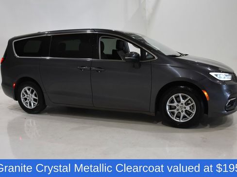 Used 2023 Chrysler Pacifica Touring-L image 3
