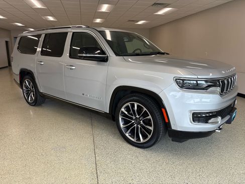 Used 2024 Jeep Wagoneer L Series III w/ Premium Group I AWD/4WD image 3