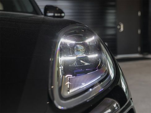 Used 2025 Porsche Macan image 11