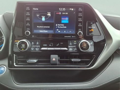 Used 2021 Toyota Highlander XLE image 18