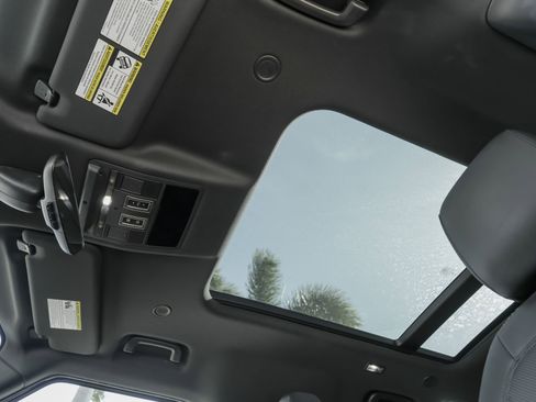 Used 2025 Land Rover Defender 110 S image 21