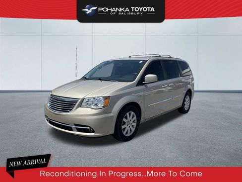Used 2013 Chrysler Town & Country Touring FWD image 1