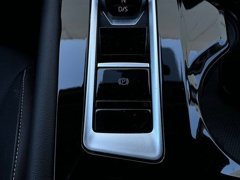 Used 2025 Volkswagen Atlas SE image 24