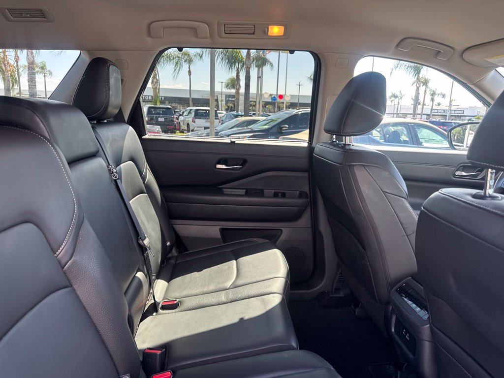 Used 2025 Nissan Pathfinder SL AWD/4WD image 9