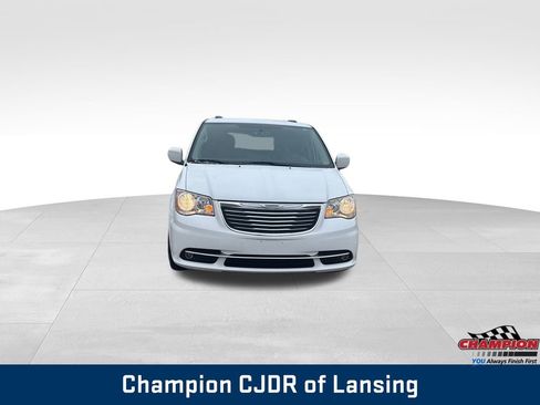 Used 2016 Chrysler Town & Country Touring image 8