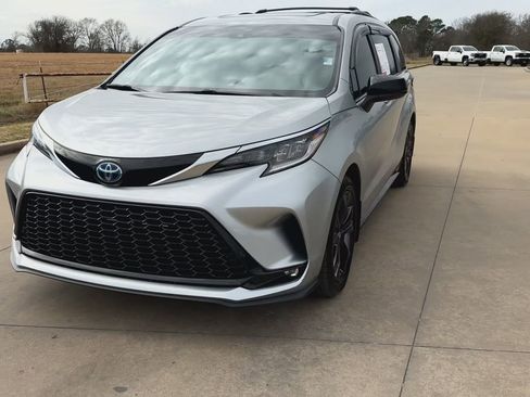 Used 2024 Toyota Sienna XSE image 3