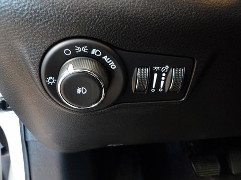 Used 2024 Jeep Compass Latitude w/ Sun and Sound Group AWD/4WD image 28