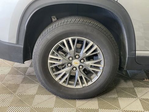 Used 2025 Chevrolet Traverse LT image 18