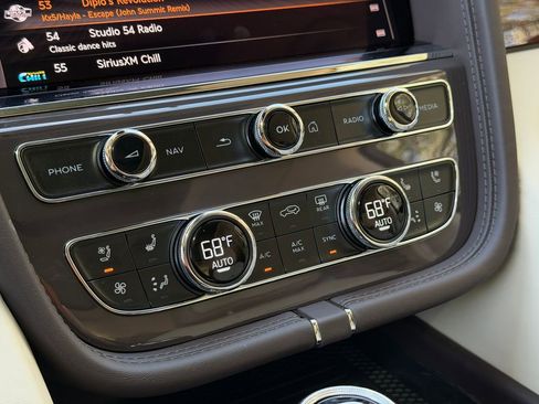 Used 2025 Bentley Bentayga image 31
