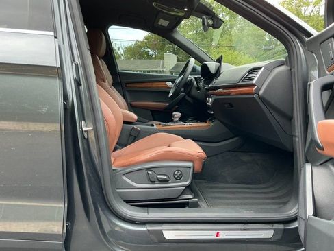 Used 2023 Audi Q5 e Premium w/ Convenience Package image 11