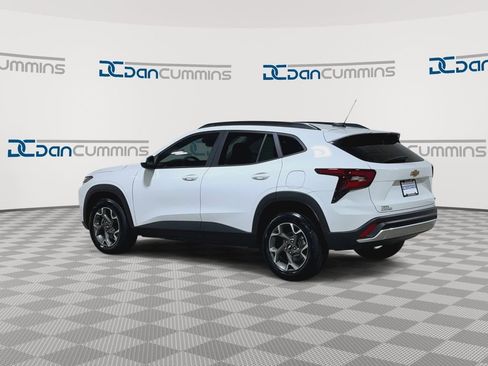 Used 2025 Chevrolet Trax LT FWD image 7