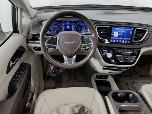 Used 2019 Chrysler Pacifica Touring-L w/ Advanced Safetytec Group image 23