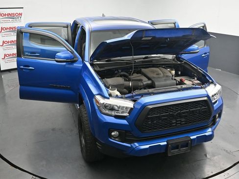 Used 2017 Toyota Tacoma TRD Sport image 25