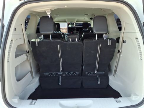 Used 2024 Chrysler Pacifica Touring-L FWD image 4