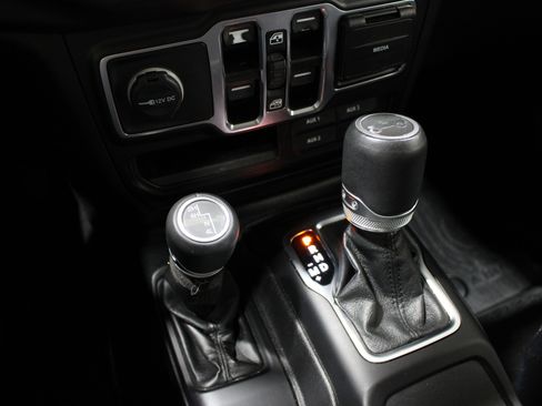 Used 2019 Jeep Wrangler Unlimited Sahara AWD/4WD image 17