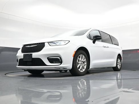 Used 2024 Chrysler Pacifica Touring-L FWD image 19