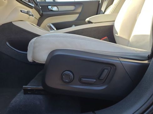 Used 2023 Volvo XC40 B5 Plus image 24