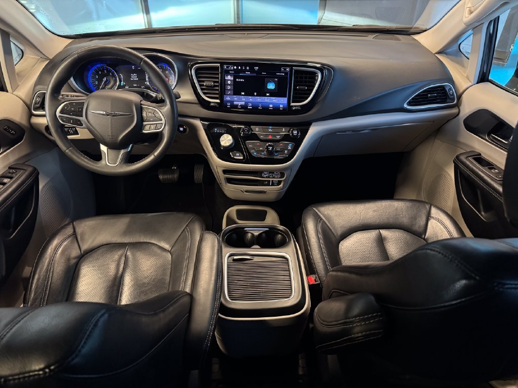 Used 2022 Chrysler Pacifica Touring-L FWD image 9