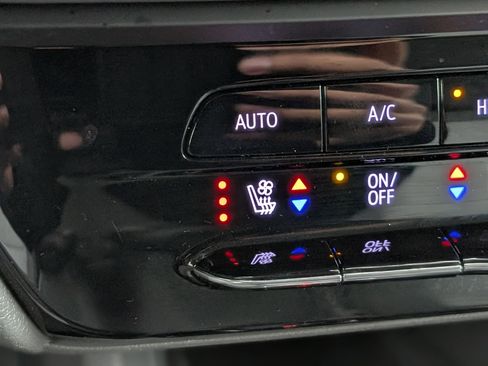 Used 2023 Chevrolet Bolt EUV Premier image 31