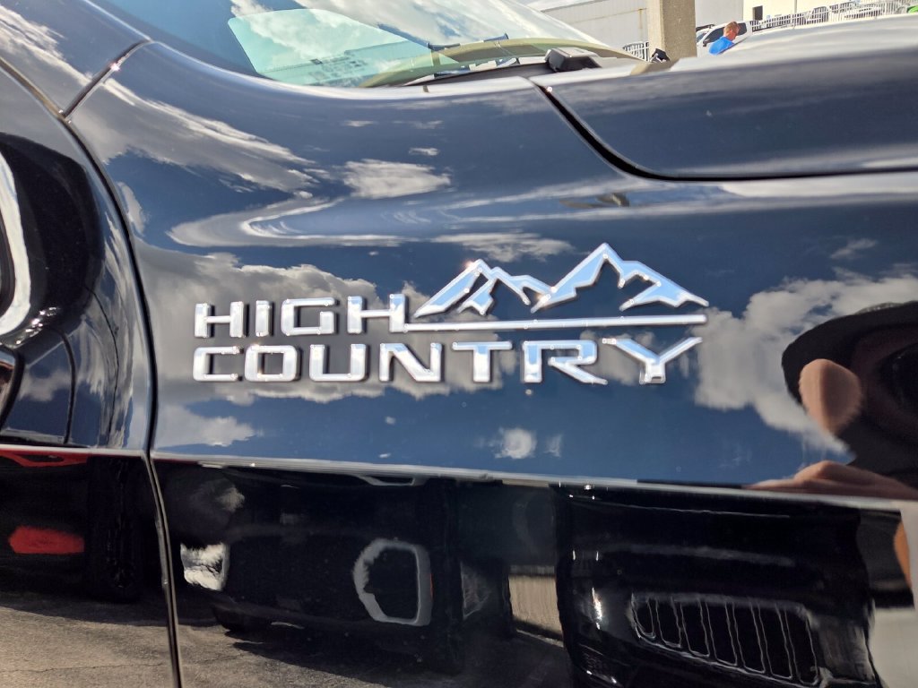 Used 2026 Chevrolet Suburban High Country RWD image 5